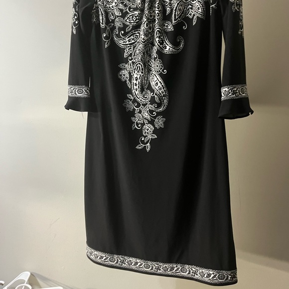 Maggy London Black three quarters sleeve white design dress. Knee length size 6 - Picture 4 of 5